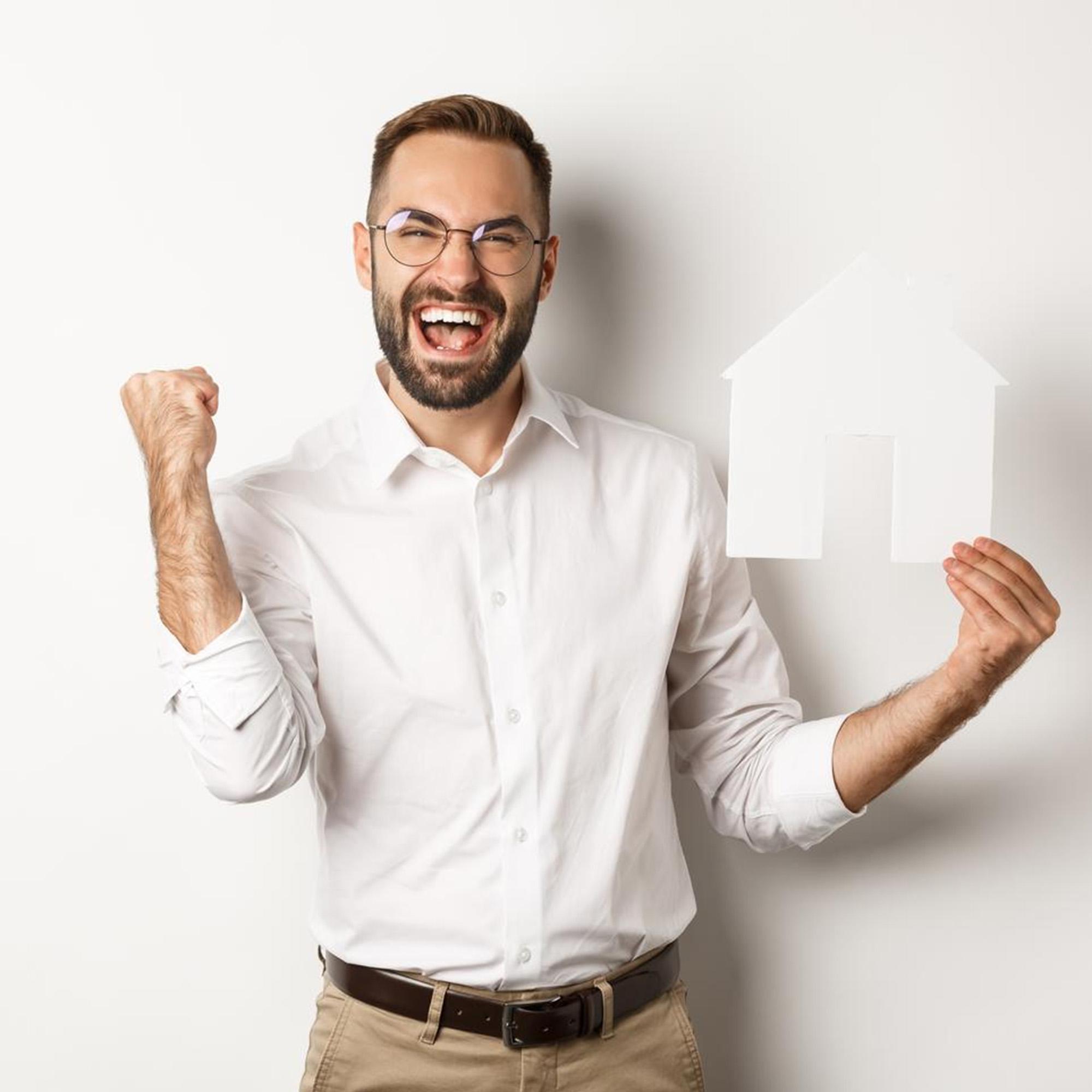 Photo d'un homme  heureux tenant une maison en carton blanc  pour le visuel de la page de couverture rubrique agence immobilière.